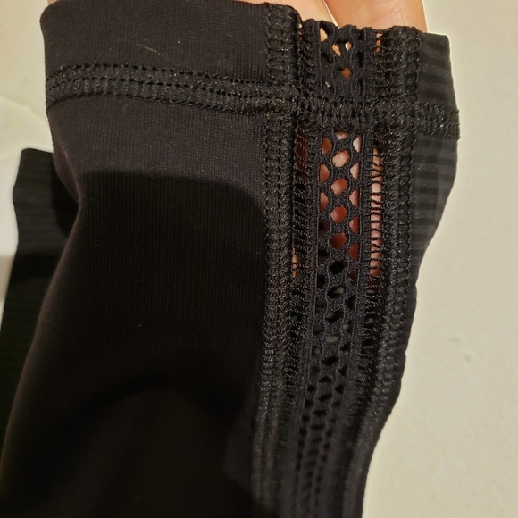 Victoria's Secret active leggings with mesh insert - Picture 2 of 2